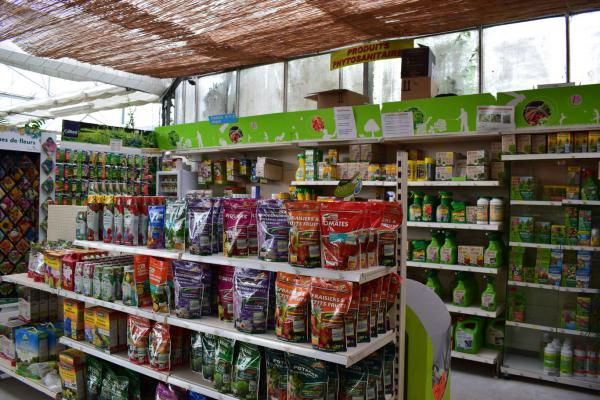 Produits de traitement pour jardin : engrais, traitements phytosanitaires, fongicides et soins des plantes — tout pour entretenir vos végétaux. Commandez chez Pépinières Rouberty et protégez efficacement votre jardin.