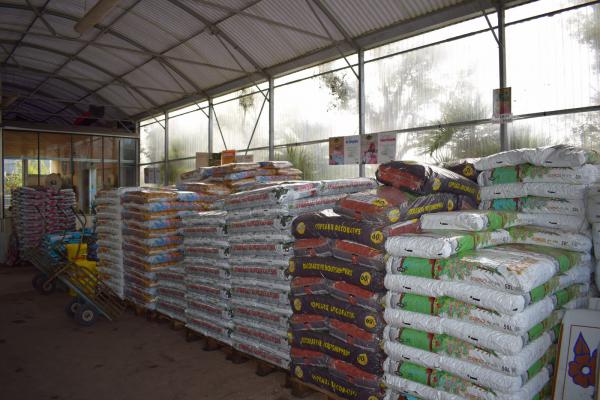 Terre végétale, terre de bruyère, pouzzolane, écorce de pin, dalles, graviers… Découvrez nos matériaux de qualité pour vos jardins et aménagements paysagers. Commandez en big-bag ou en vrac.